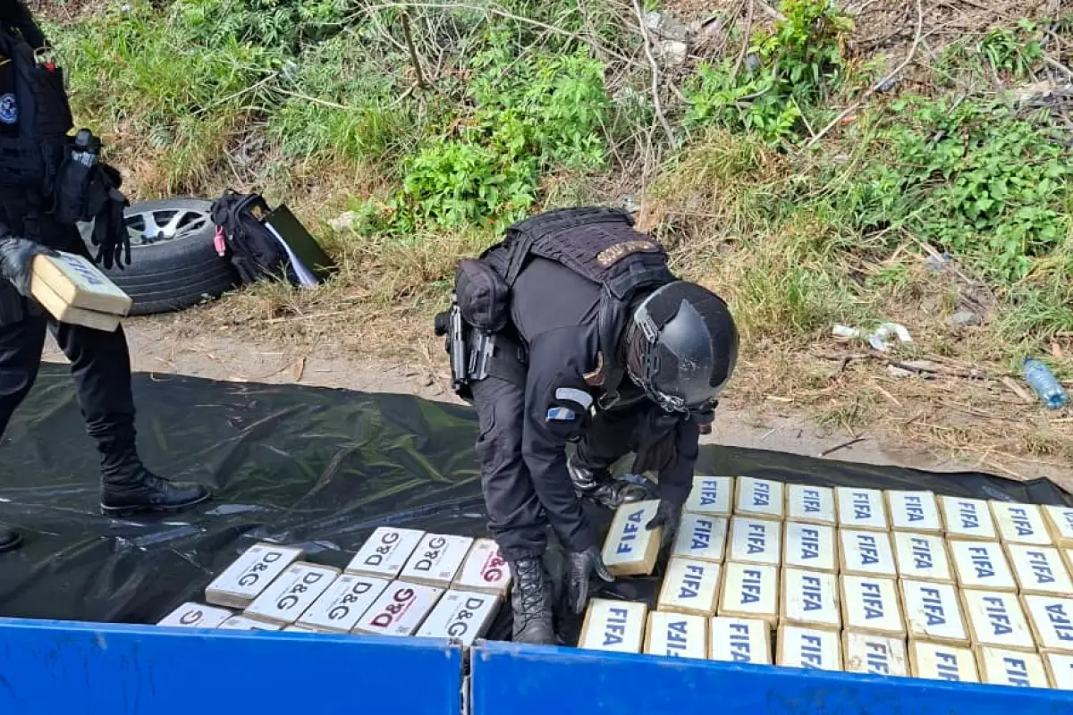 Agentes de la PNC contabilizaron los paquetes y confirmaron que tenían cocaína. , PNC de Guatemala.