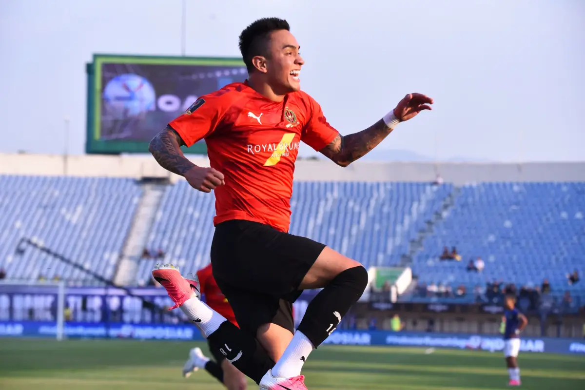 Celebración de Óscar Santis en su debut con el DPMM FC - DPMM FC