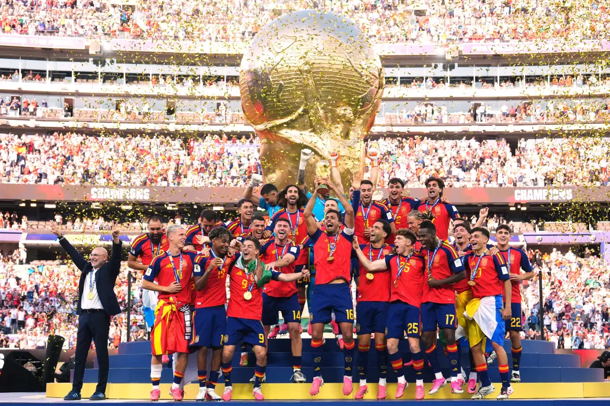 España levanta el trofeo de la Copa del Mundo de la FIFA - Selección Española de Futbol
