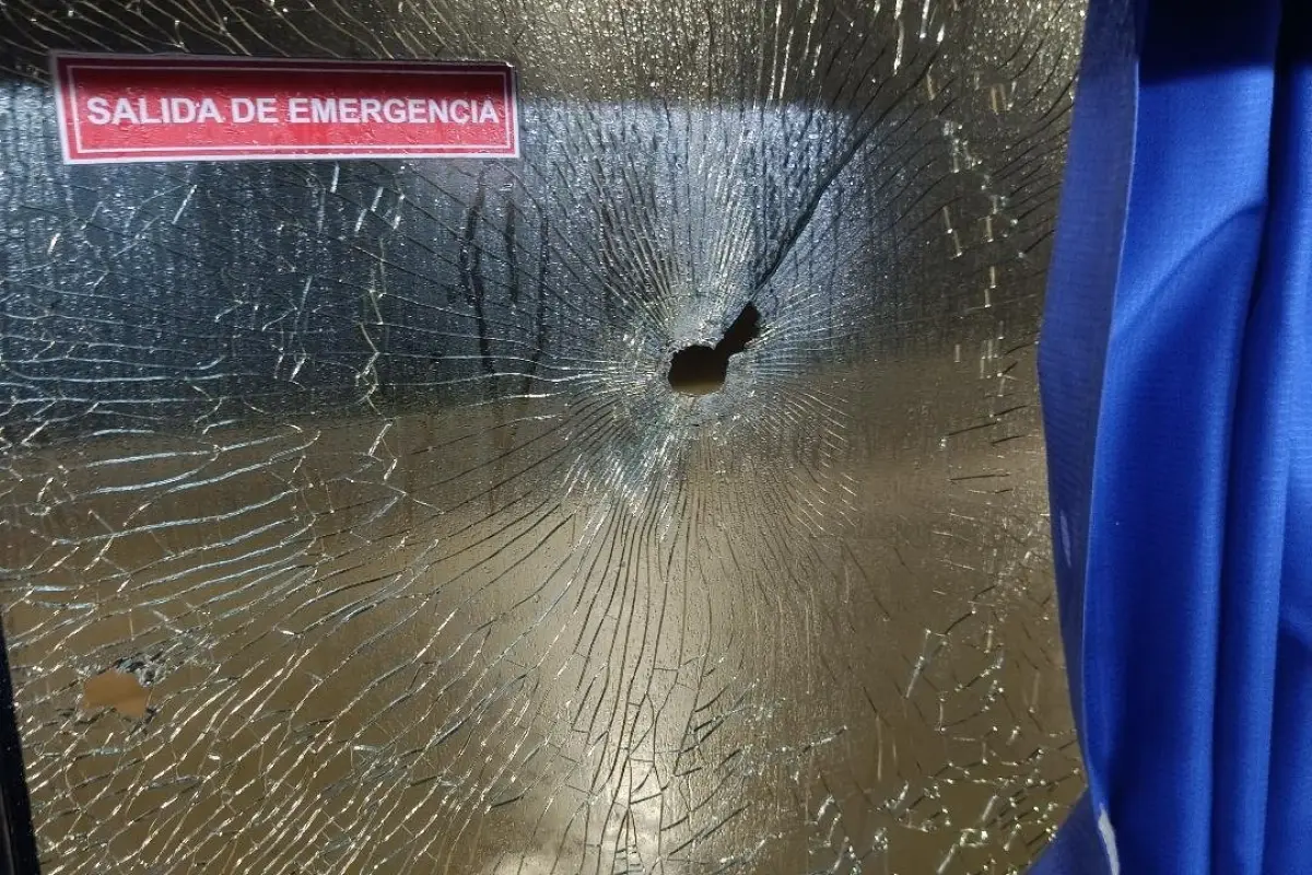 Balean un bus de aficionados en Uruguay - RR.SS.