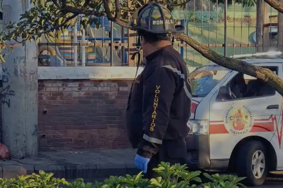 Área del hallazgo de parte de un cuerpo en la zona 8 capitalina., Bomberos Voluntarios