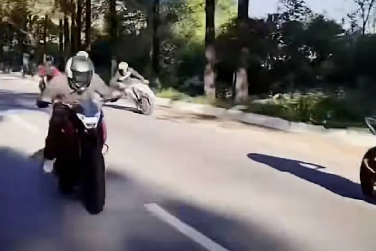 Motorista pierde el control y queda tendido en el asfalto., Captura de pantalla video de Facebook.
