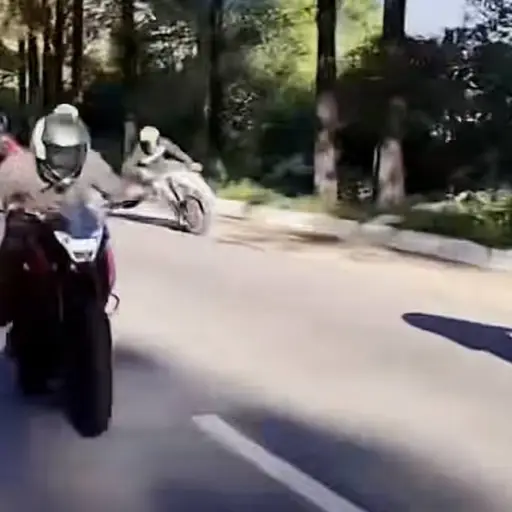 Motorista pierde el control y queda tendido en el asfalto. ,Captura de pantalla video de Facebook.
