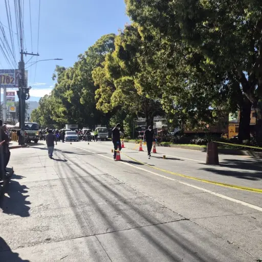 La ruta Interamericana permanece cerrada debido a que las autoridades realizan diligencias tras el ataque contra un bus en San Lucas Sacatepéquez. ,PMT de San Lucas Sacatepéquez