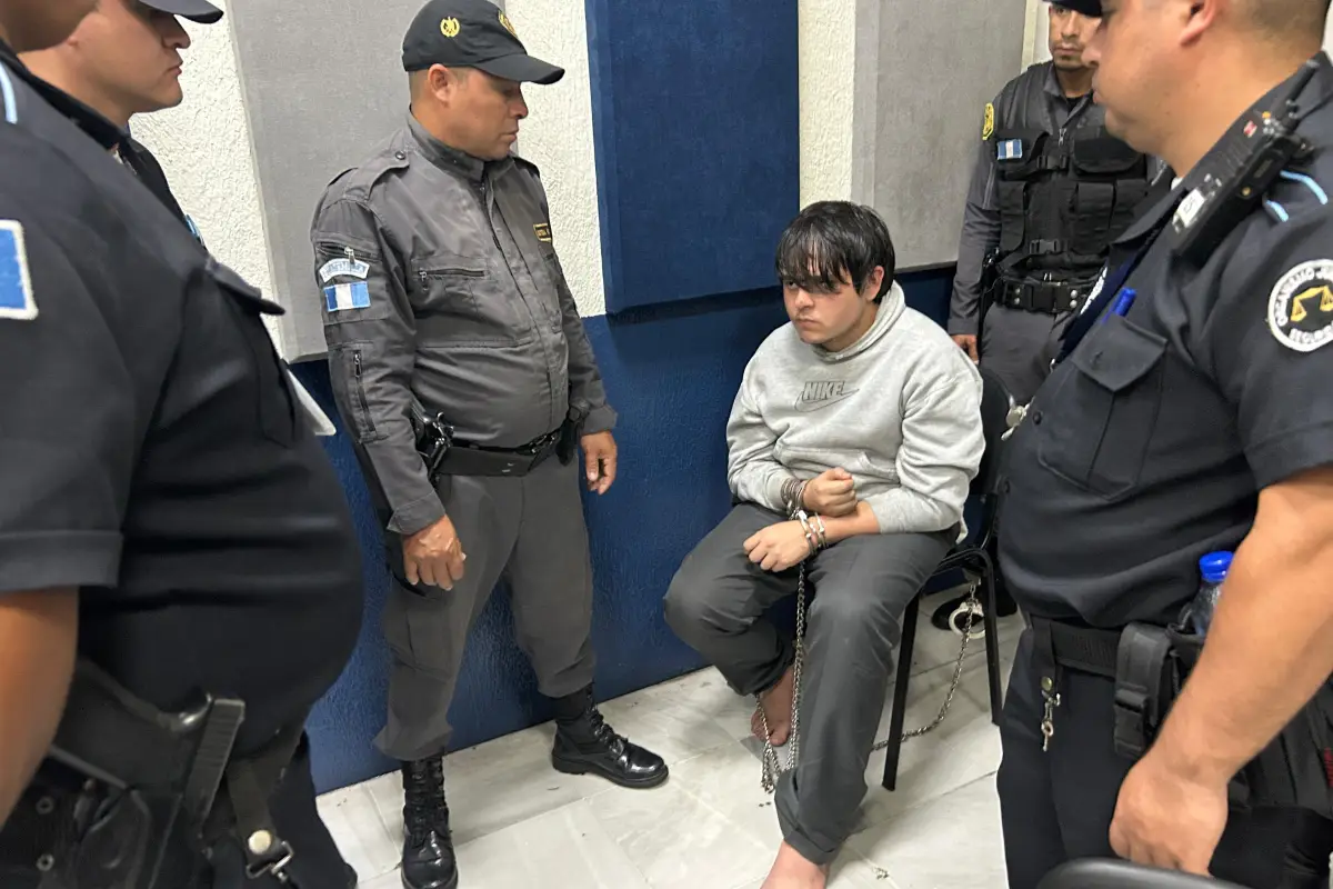 Agentes rodean a Camilo Calvo, mientras escucha la imputación del MP. , Foto Omar Solís