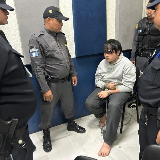 Agentes rodean a Camilo Calvo, mientras escucha la imputación del MP.  ,Foto Omar Solís
