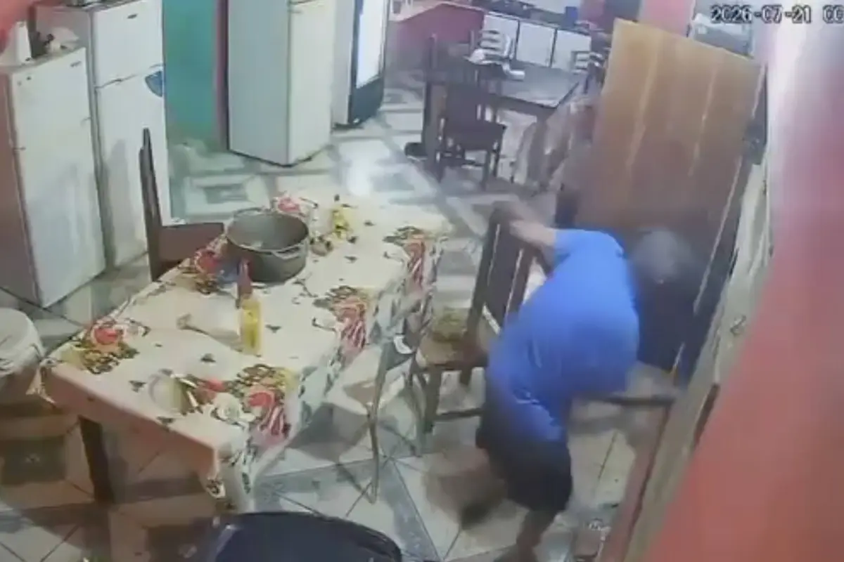 Abuelo de 80 años enfrenta a balazos a presuntos asaltantes., Captura de pantalla video de X.