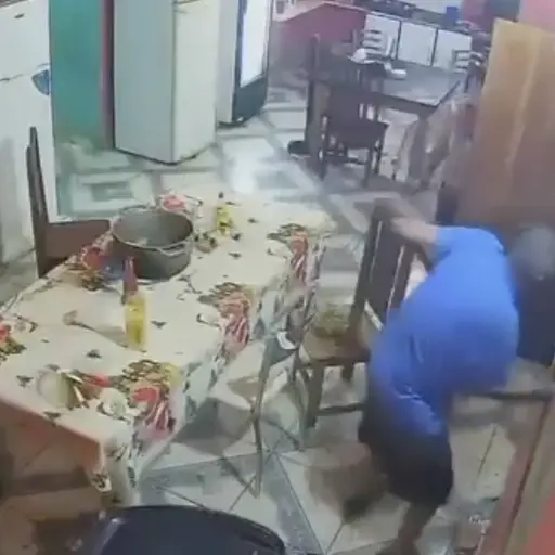 Abuelo de 80 años enfrenta a balazos a presuntos asaltantes. ,Captura de pantalla video de X.