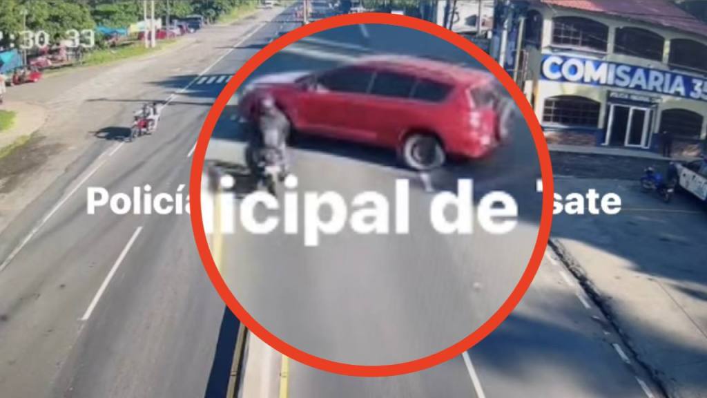 Video capta brutal accidente entre motorista y automóvil en Tiquisate, Escuintla