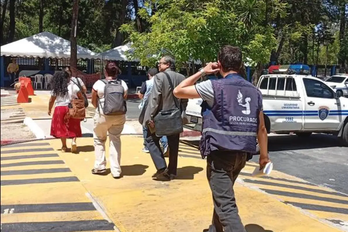 Delegados de la PDH se presentaron al campus central de la Usac para dar seguimiento a denuncias de estudiantes por falta de registros académicos., PDH