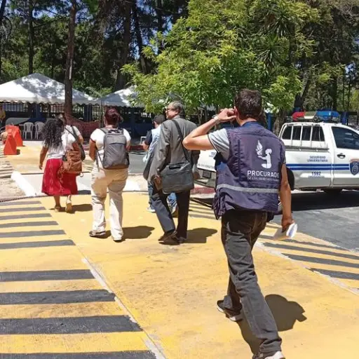 Delegados de la PDH se presentaron al campus central de la Usac para dar seguimiento a denuncias de estudiantes por falta de registros académicos. ,PDH