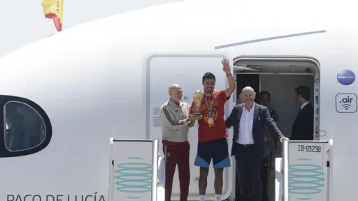 La Roja ya aterrizó en España y se prepara para celebrar