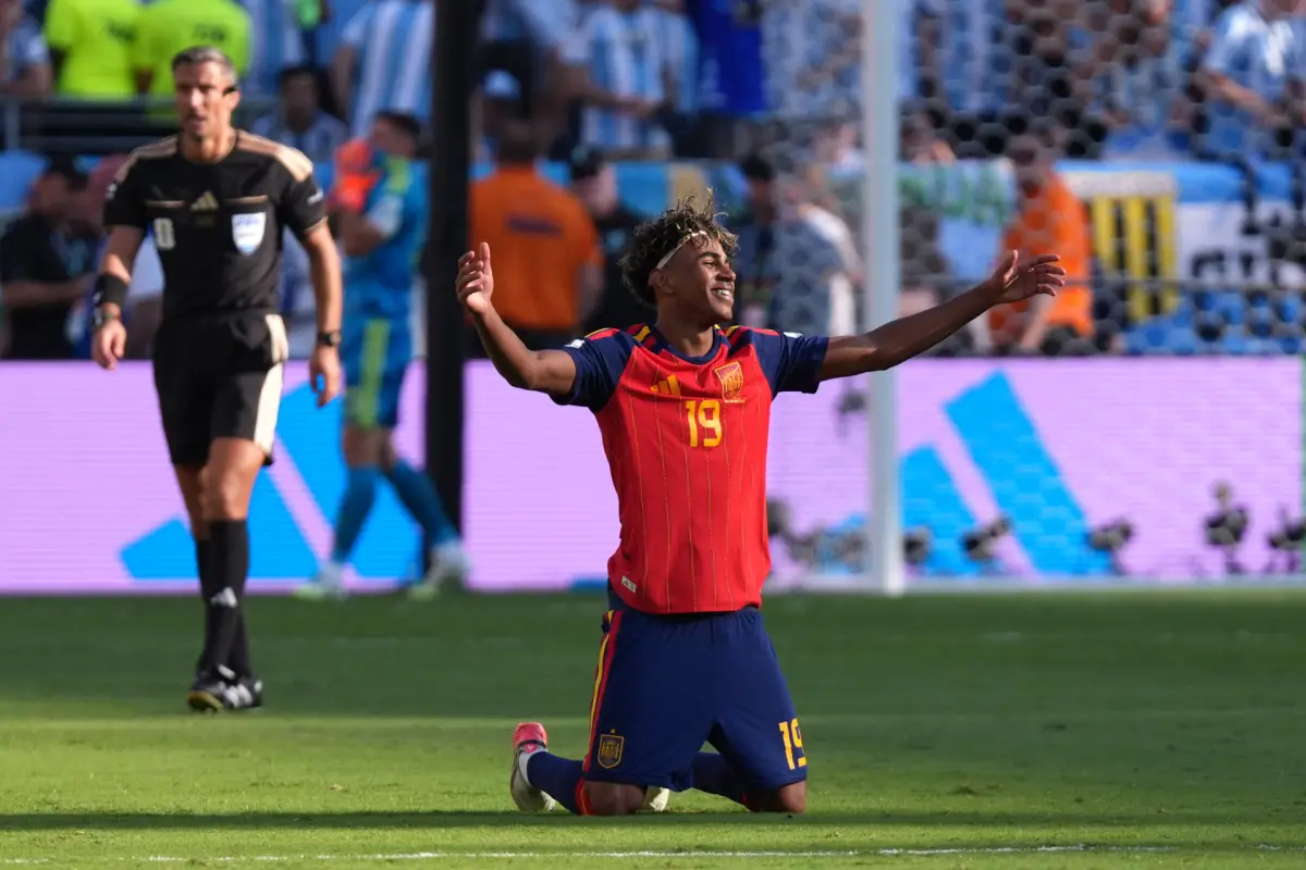 Lamine Yamal celebra el título mundial de España - EFE