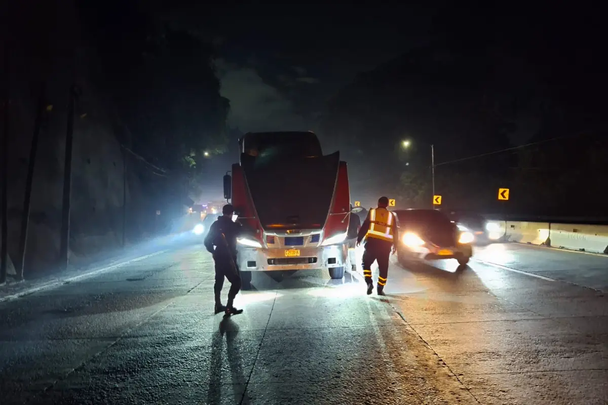 Tráiler con desperfectos mecánicos en la cuesta de Villalobos., PMT de Villa Nueva