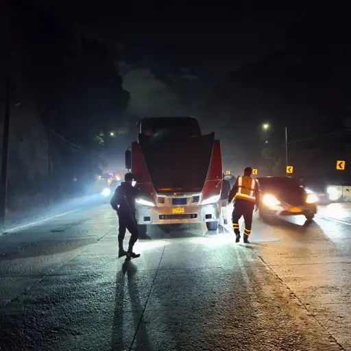 Tráiler con desperfectos mecánicos en la cuesta de Villalobos. ,PMT de Villa Nueva