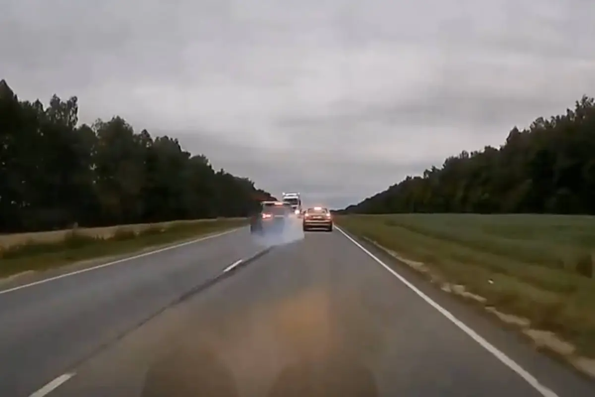 sí fue el momento en que una camioneta chocó de frente contra un tráiler., Captura de pantalla video de X.