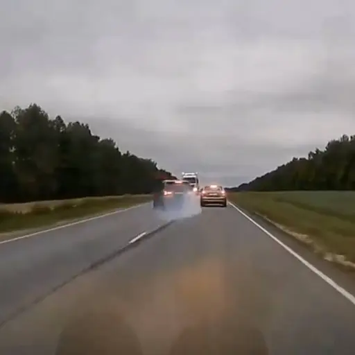 sí fue el momento en que una camioneta chocó de frente contra un tráiler. ,Captura de pantalla video de X.