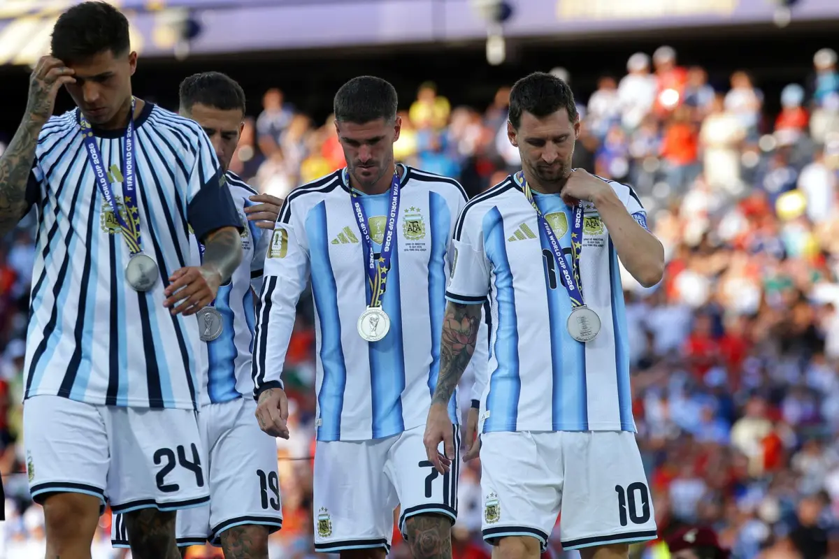 Leo Messi con la medalla de subcampeón del Mundial 2026 - EFE