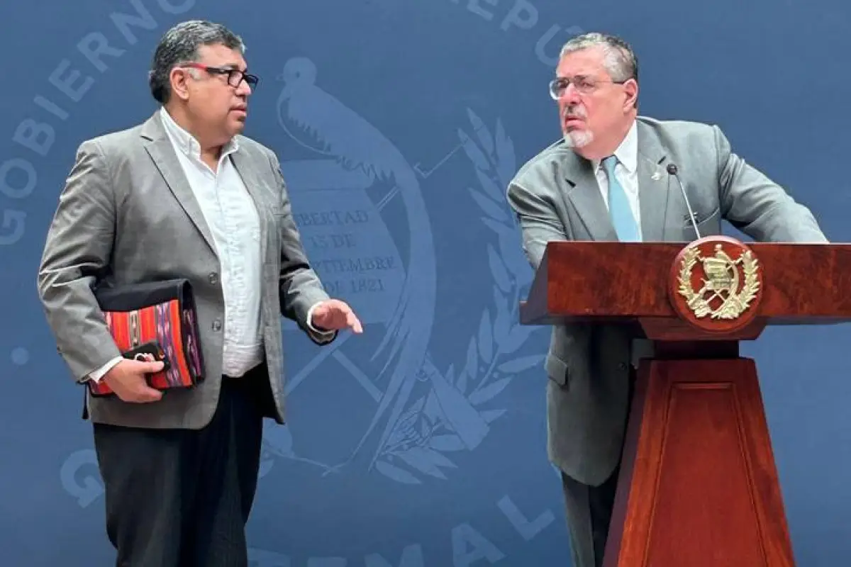 El presidente Bernardo Arévalo y el titular de Segeplan, Carlos Mendoza, durante la conferencia de prensa "La Ronda" en el Palacio Nacional el lunes 20 de julio de 2026., Omar Solís/Emisoras Unidas