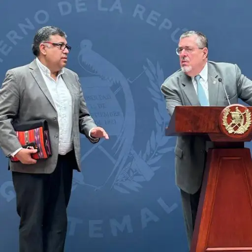 El presidente Bernardo Arévalo y el titular de Segeplan, Carlos Mendoza, durante la conferencia de prensa 