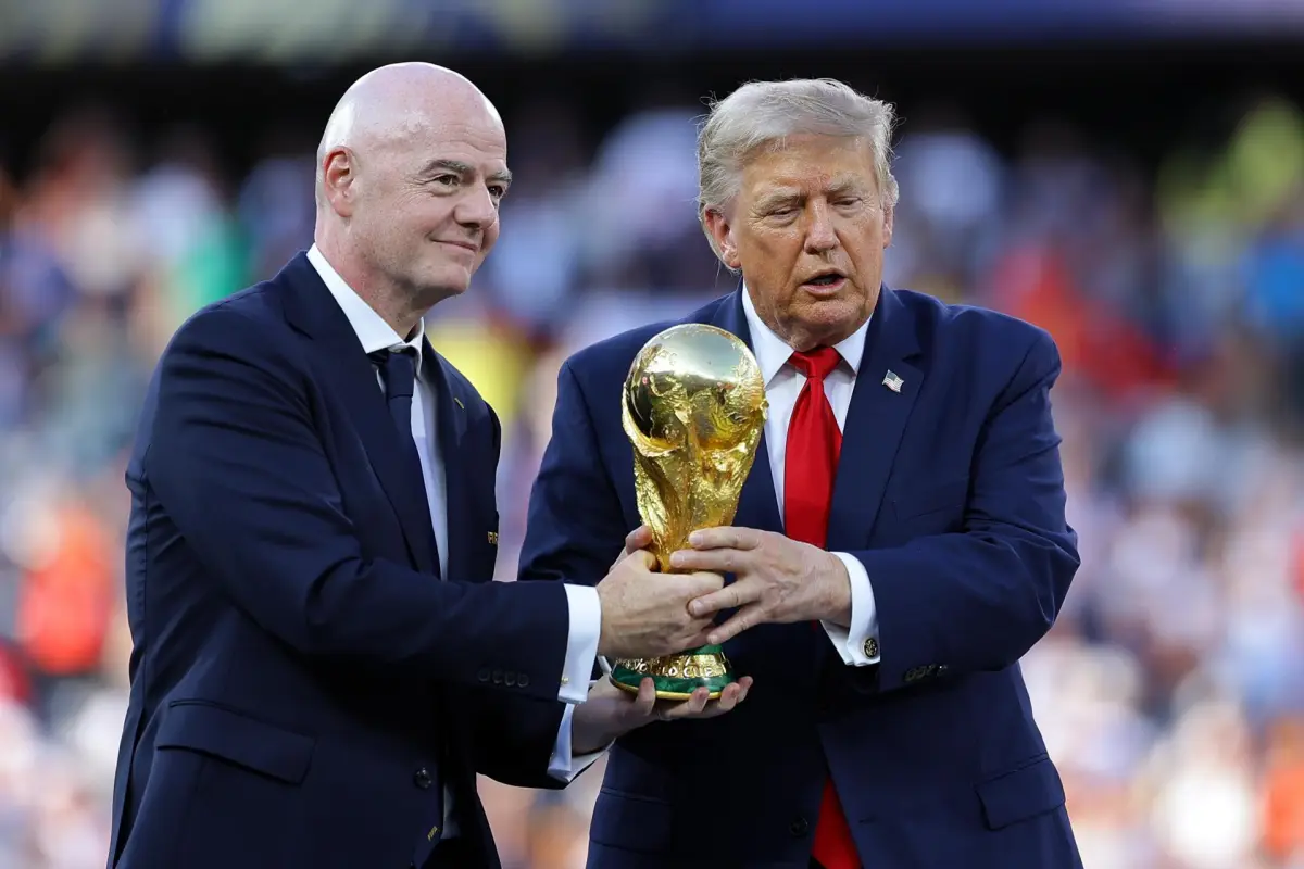 Donald Trump y Gianni Infantino llevando el trofeo del Mundial 2026, EFE