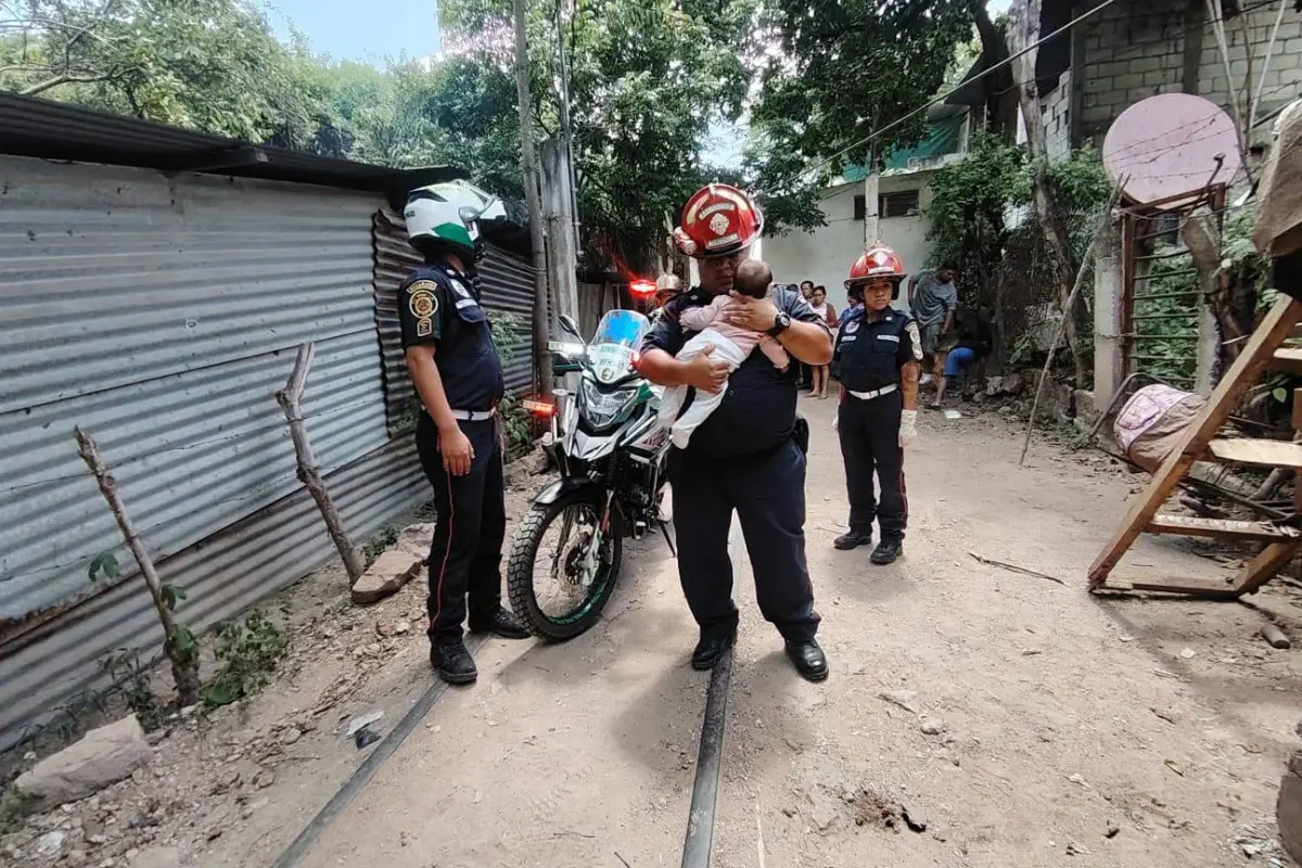 Bomberos auxiliaron a una bebé de cinco meses que fue encontrada en la vivienda, dónde ocurrió el crimen., Foto Emisoras Unidas Sanarate