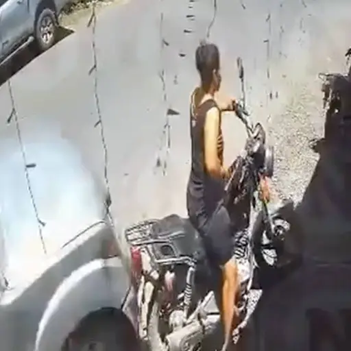 Así fue el impactante accidente en el que un picop arrolló a una mujer en Chiquimulilla. ,Captura de pantalla video de X.