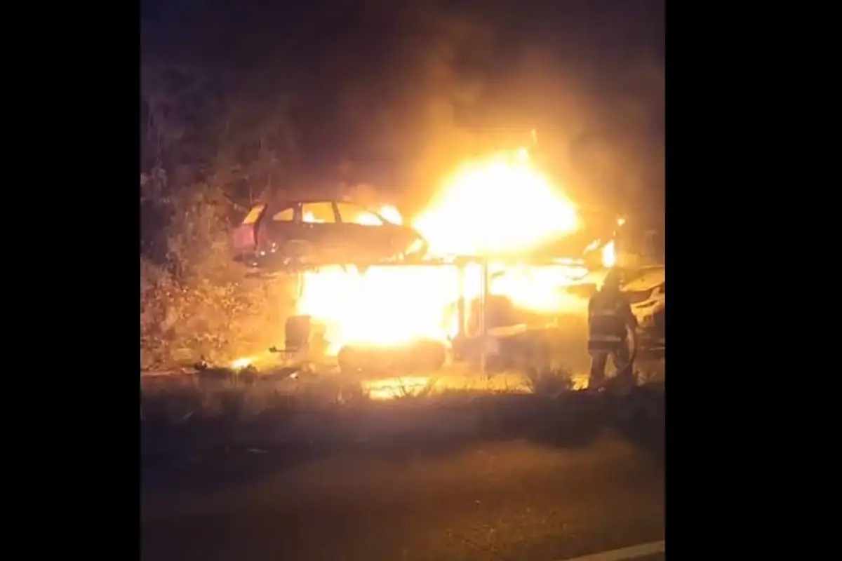Al menos tres vehículos que eran trasladados en la plataforma fuero consumidos en su totalidad por las llamas tras un incendio en ruta al Atlántico., Bomberos Voluntarios