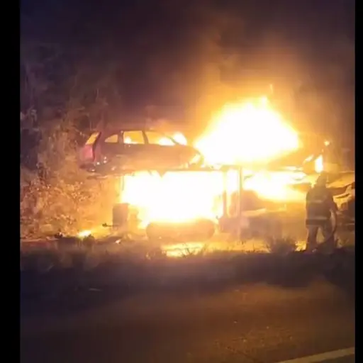 Al menos tres vehículos que eran trasladados en la plataforma fuero consumidos en su totalidad por las llamas tras un incendio en ruta al Atlántico. ,Bomberos Voluntarios