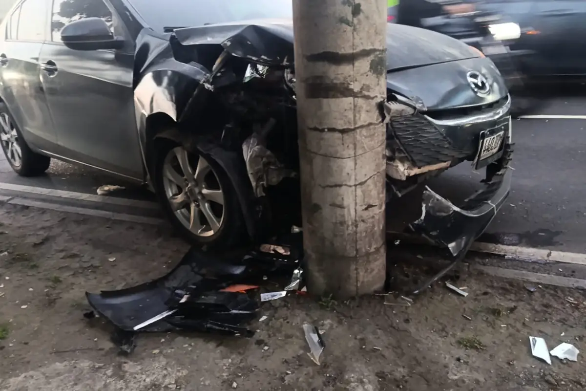 El vehículo impactó contra un poste en la calzada Aguilar Batres., PMT de Villa Nueva
