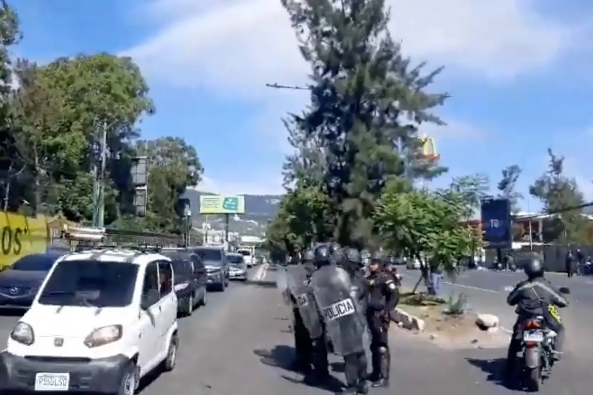 La PNC mantiene presencia en el km 15 de la calzada Roosevelt, donde ya fue retirado el bloqueo que mantenían taxistas., Tránsito Mixco