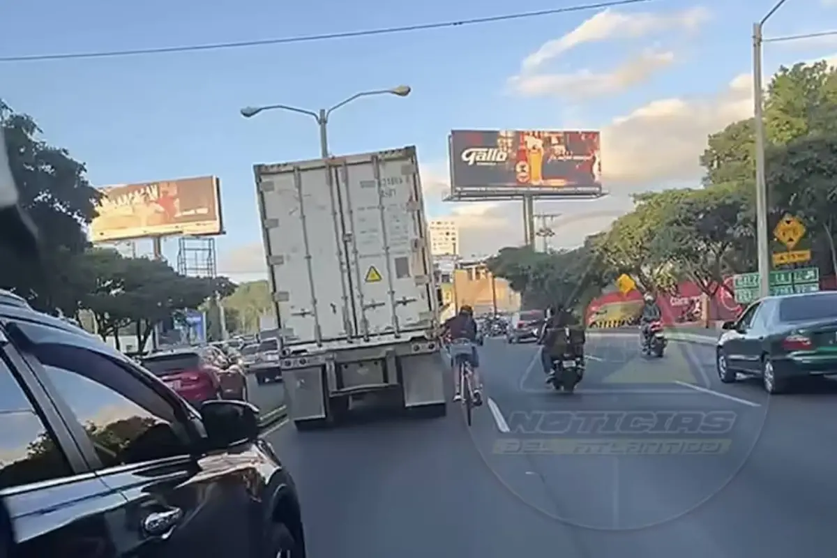 Graban a ciclista que arriesgó su vida al sujetarse de un tráiler en movimiento en la ruta al Atlántico., Captura de pantalla video de Facebook.
