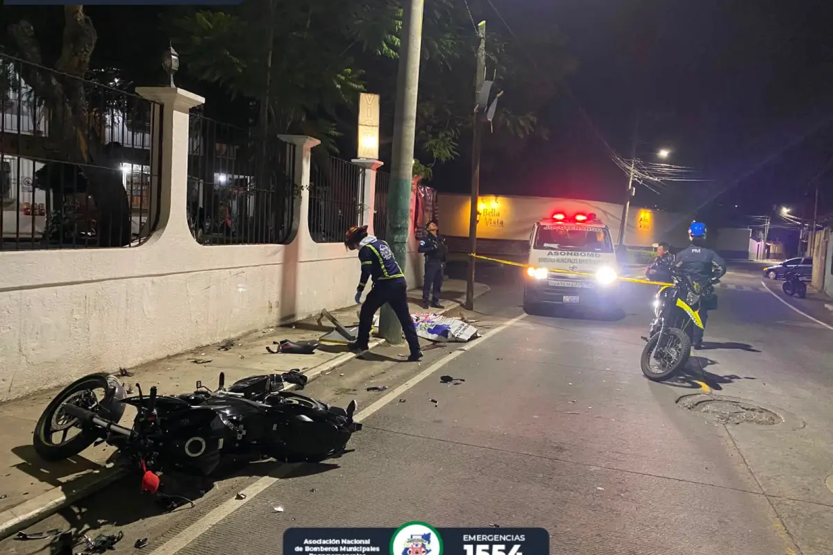 Accidente de tránsito donde una persona murió y otra resultó herida en Jocotenango, Sacatepéquez., Bomberos Municipales Departamentales