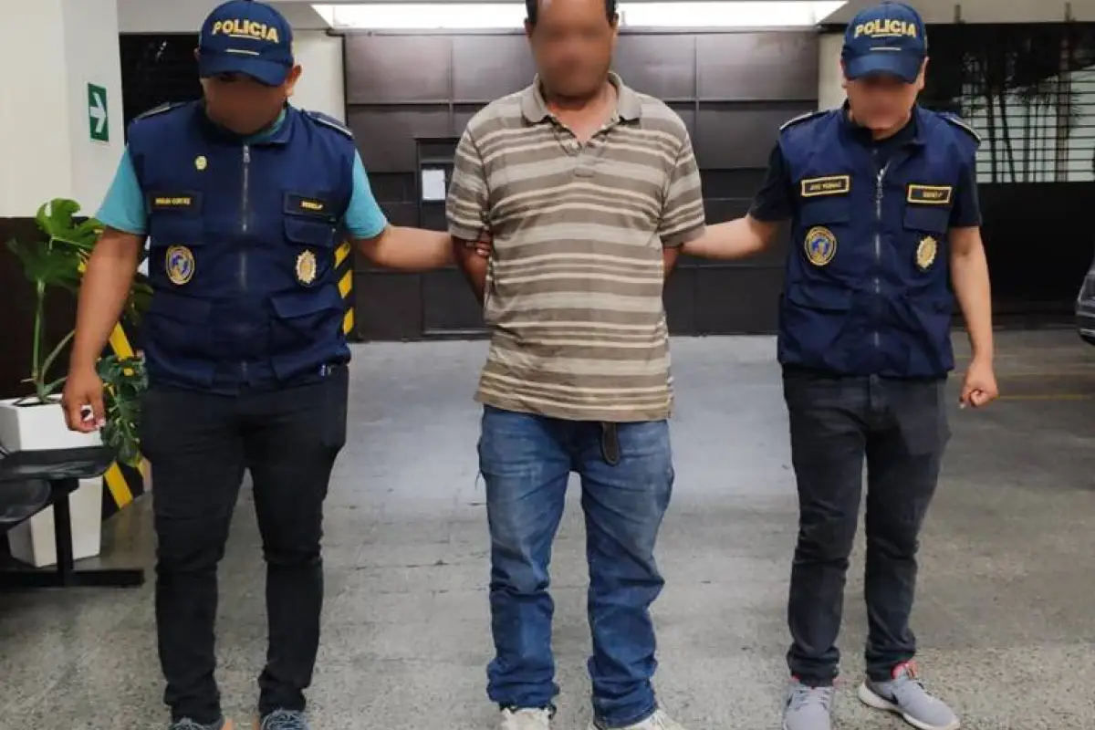 El presunto pandillero fue sorprendido cuando recibía dinero de extorsió en Villa Nueva., PNC