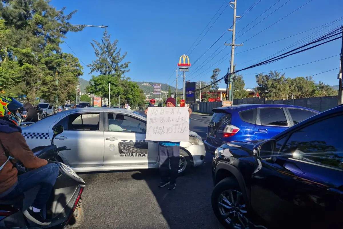 Bloqueo de taxistas en calzada Roosevelt por alza a precios de combustibles., Municipalidad de Mixco