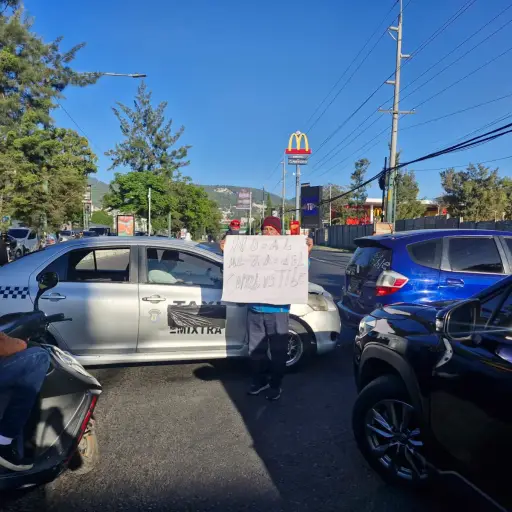 Bloqueo de taxistas en calzada Roosevelt por alza a precios de combustibles. ,Municipalidad de Mixco