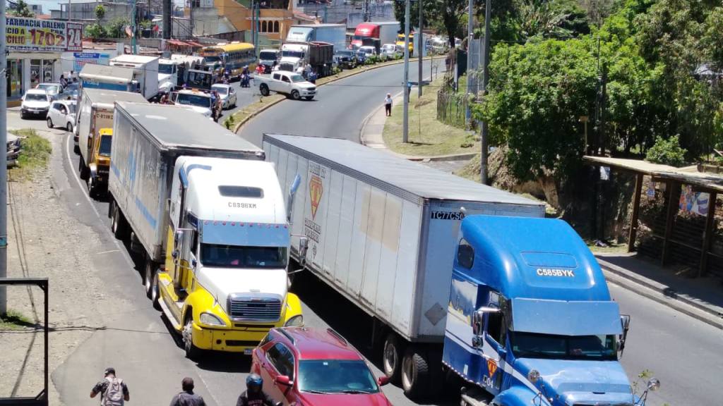 Taxistas bloquean paso en avenida Petapa, calzada Atanasio Tzul y Ciudad Real I | Omar Solís/EU