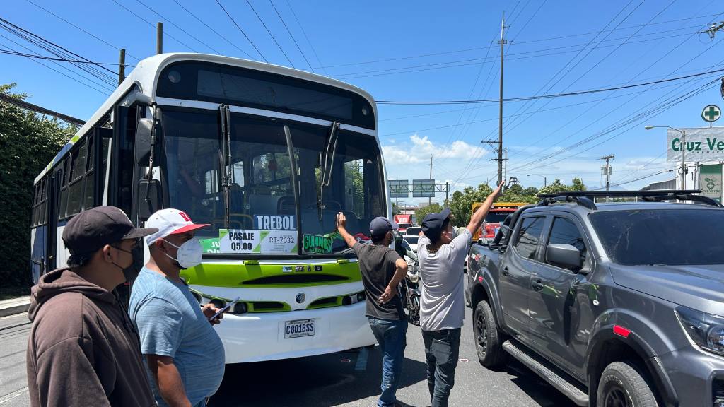 Taxistas bloquean paso en avenida Petapa, calzada Atanasio Tzul y Ciudad Real I | Omar Solís/EU