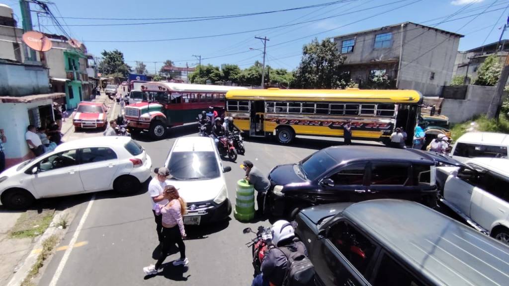 Taxistas bloquean paso en avenida Petapa, calzada Atanasio Tzul y Ciudad Real I | Omar Solís/EU