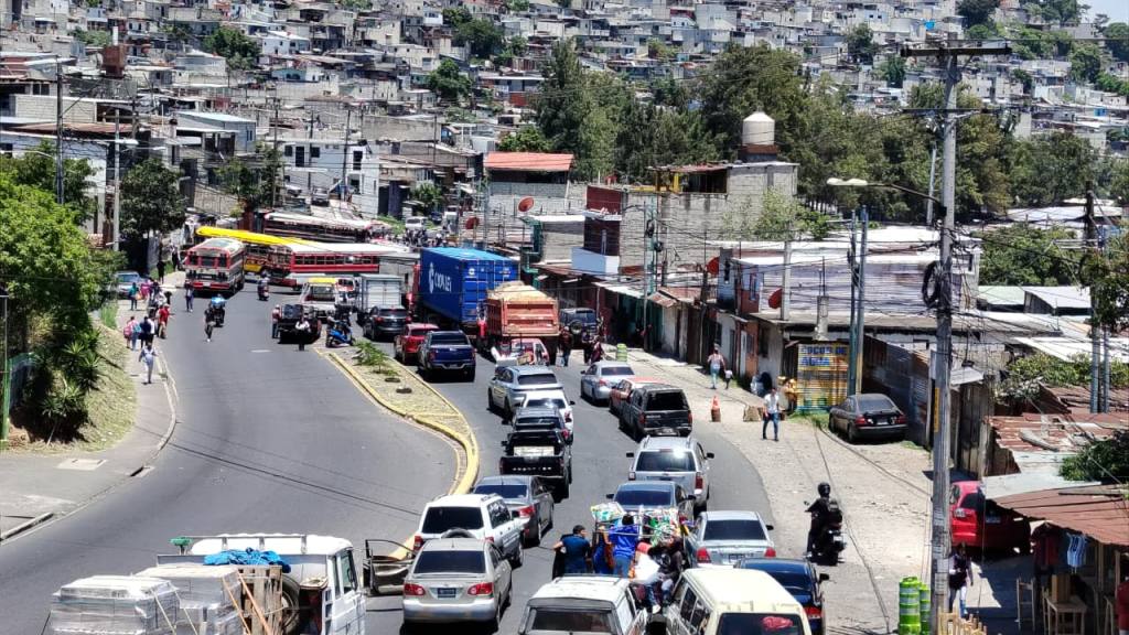 Taxistas bloquean paso en avenida Petapa, calzada Atanasio Tzul y Ciudad Real I | Omar Solís/EU