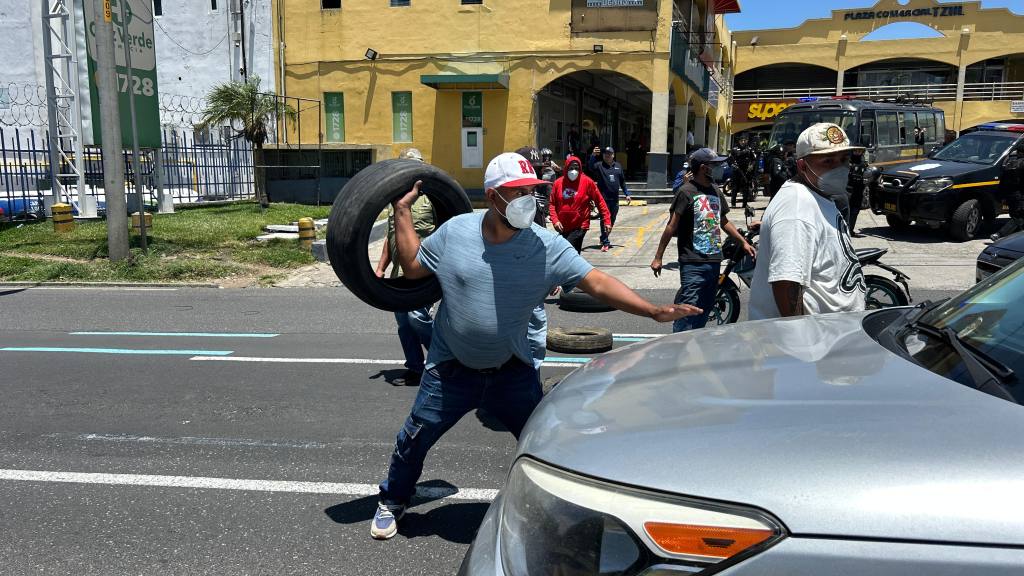 Taxistas bloquean paso en avenida Petapa, calzada Atanasio Tzul y Ciudad Real I | Omar Solís/EU