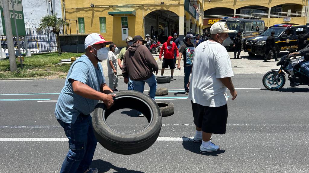 Taxistas bloquean paso en avenida Petapa, calzada Atanasio Tzul y Ciudad Real I | Omar Solís/EU
