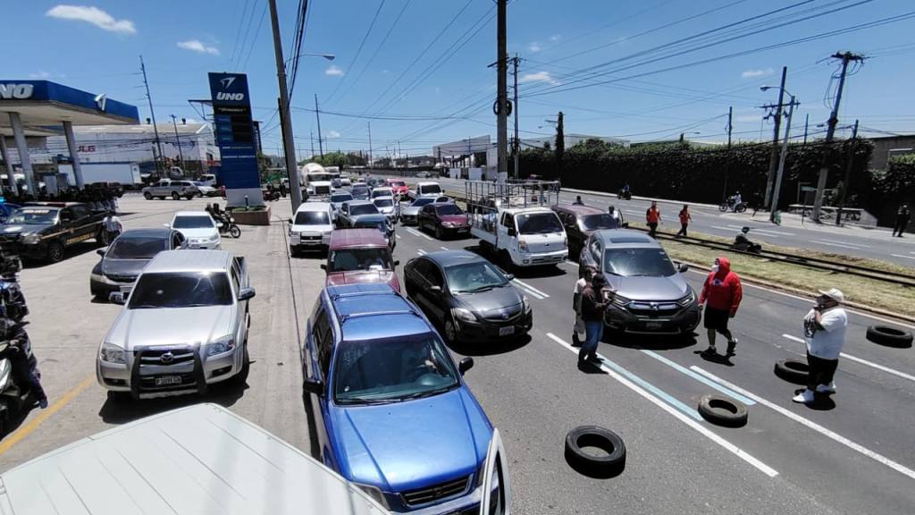 Taxistas bloquean paso en avenida Petapa, calzada Atanasio Tzul y Ciudad Real I | Omar Solís/EU