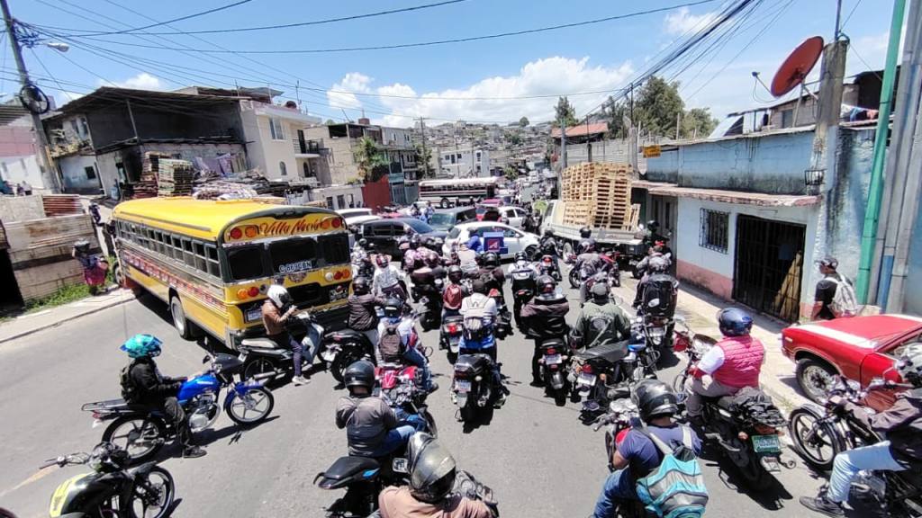 Taxistas bloquean paso en avenida Petapa, calzada Atanasio Tzul y Ciudad Real I | Omar Solís/EU