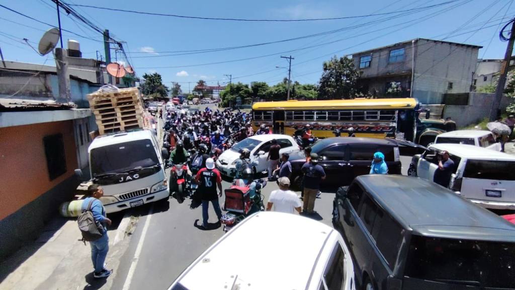 Taxistas bloquean paso en avenida Petapa, calzada Atanasio Tzul y Ciudad Real I | Omar Solís/EU