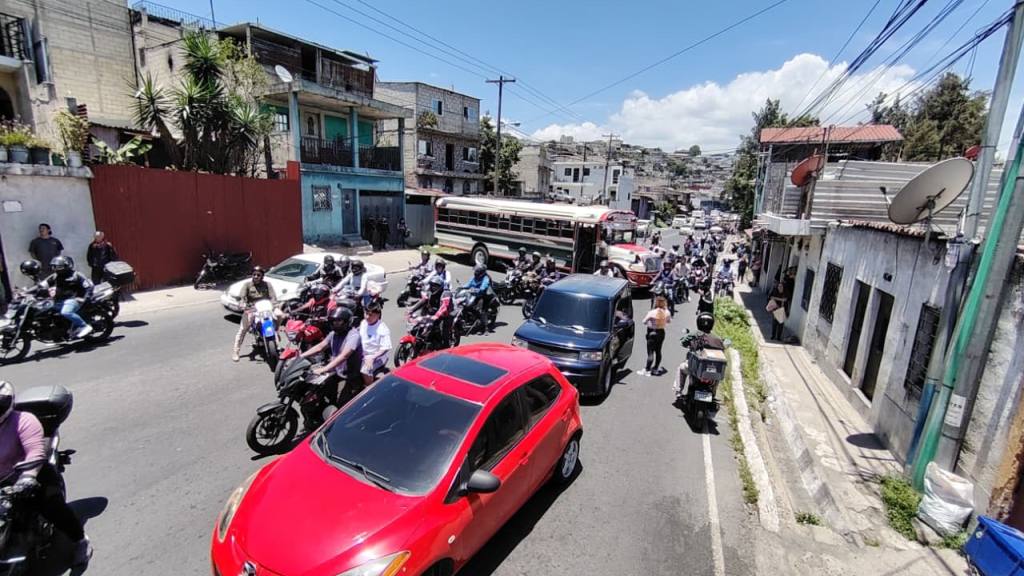 Taxistas bloquean paso en avenida Petapa, calzada Atanasio Tzul y Ciudad Real I | Omar Solís/EU
