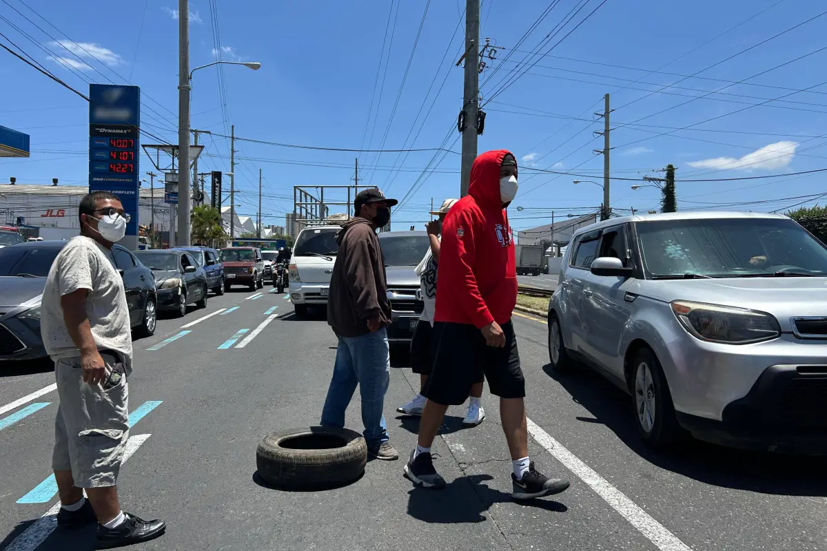 Taxistas bloquean paso en avenida Petapa, calzada Atanasio Tzul y Ciudad Real I, Omar Solís/Emisoras Unidas
