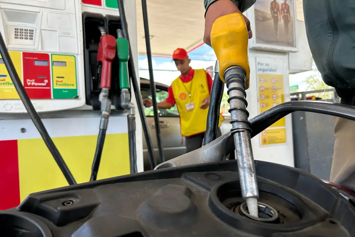 Este día se registró un incremento en el precio de los combustibles. , Foto Omar Solís