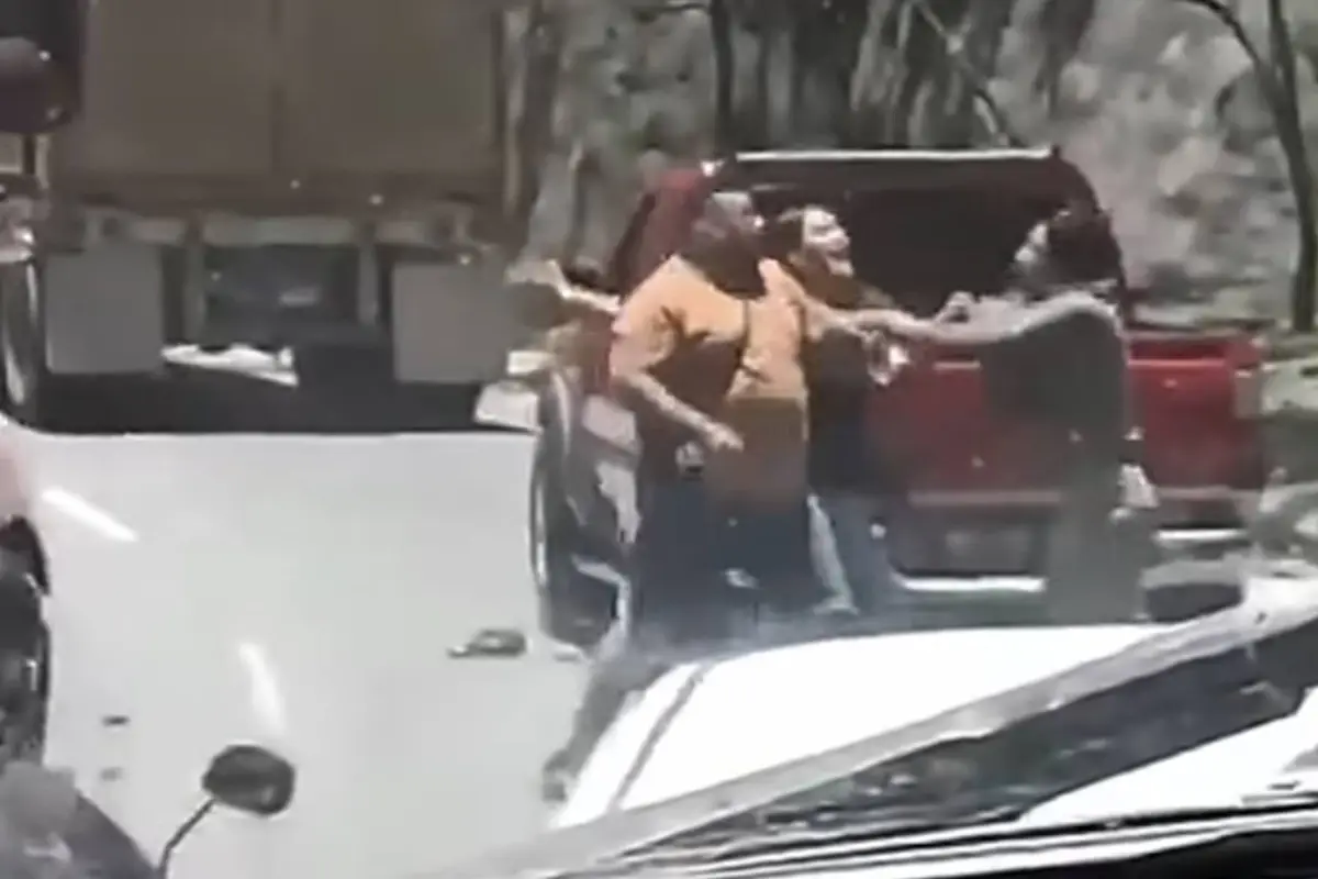 Video capta pelea entre piloto de tráiler y motorista que paralizó el tránsito en el Anillo Periférico., Captura de pantalla video de X.