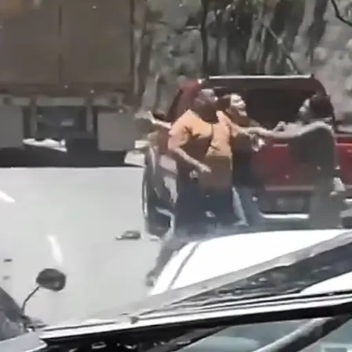 Video capta pelea entre piloto de tráiler y motorista que paralizó el tránsito en el Anillo Periférico. ,Captura de pantalla video de X.